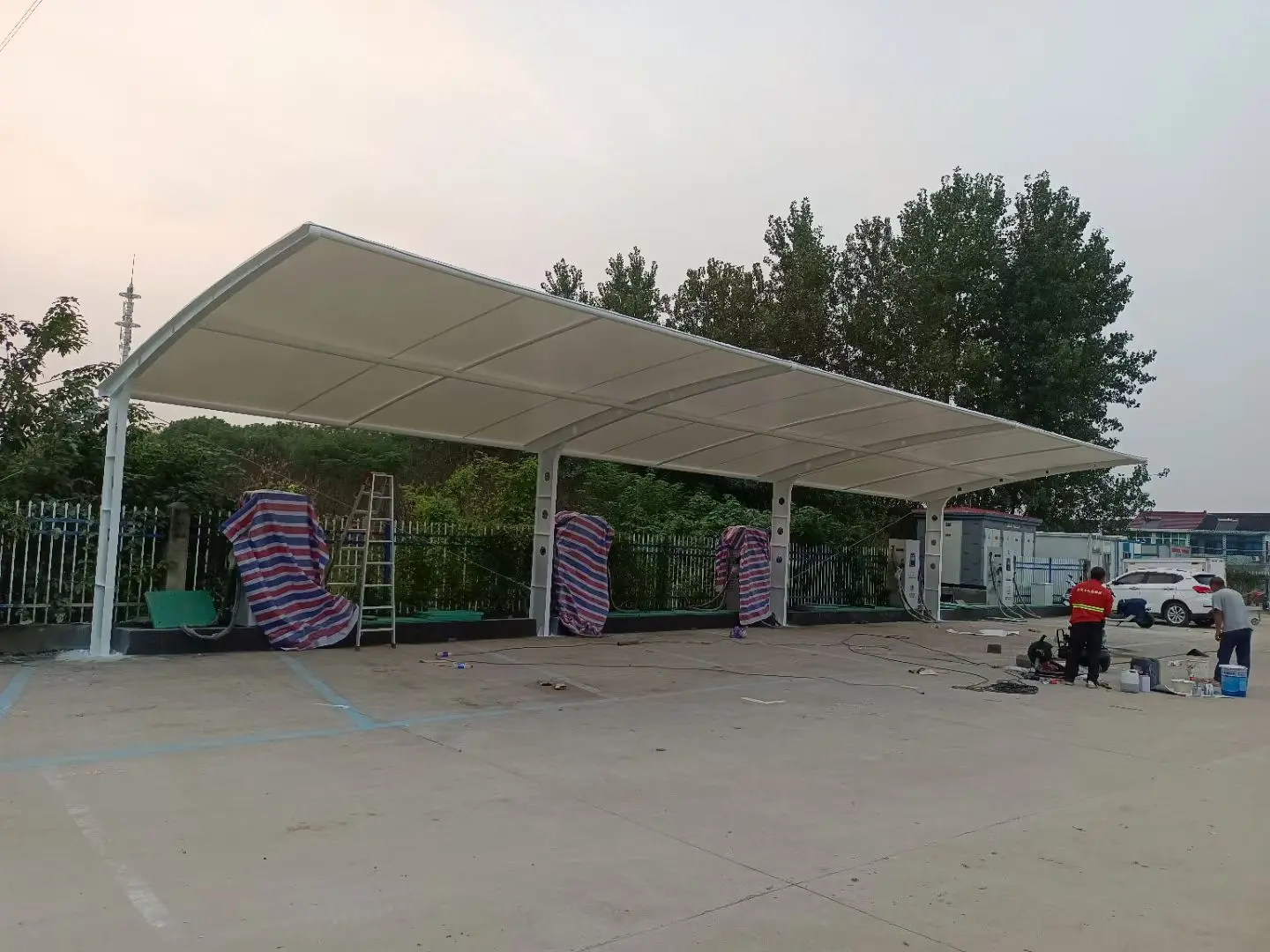 贵州福泉膜结构工程科普：山地多雨强紫外线环境，停车棚选材别只看低价
